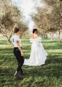 Sunshine Coast wedding coordinator Jacqueline from Wild Heart Weddings on the job with a bride - Q&A with bridal blog The Bride's Tree