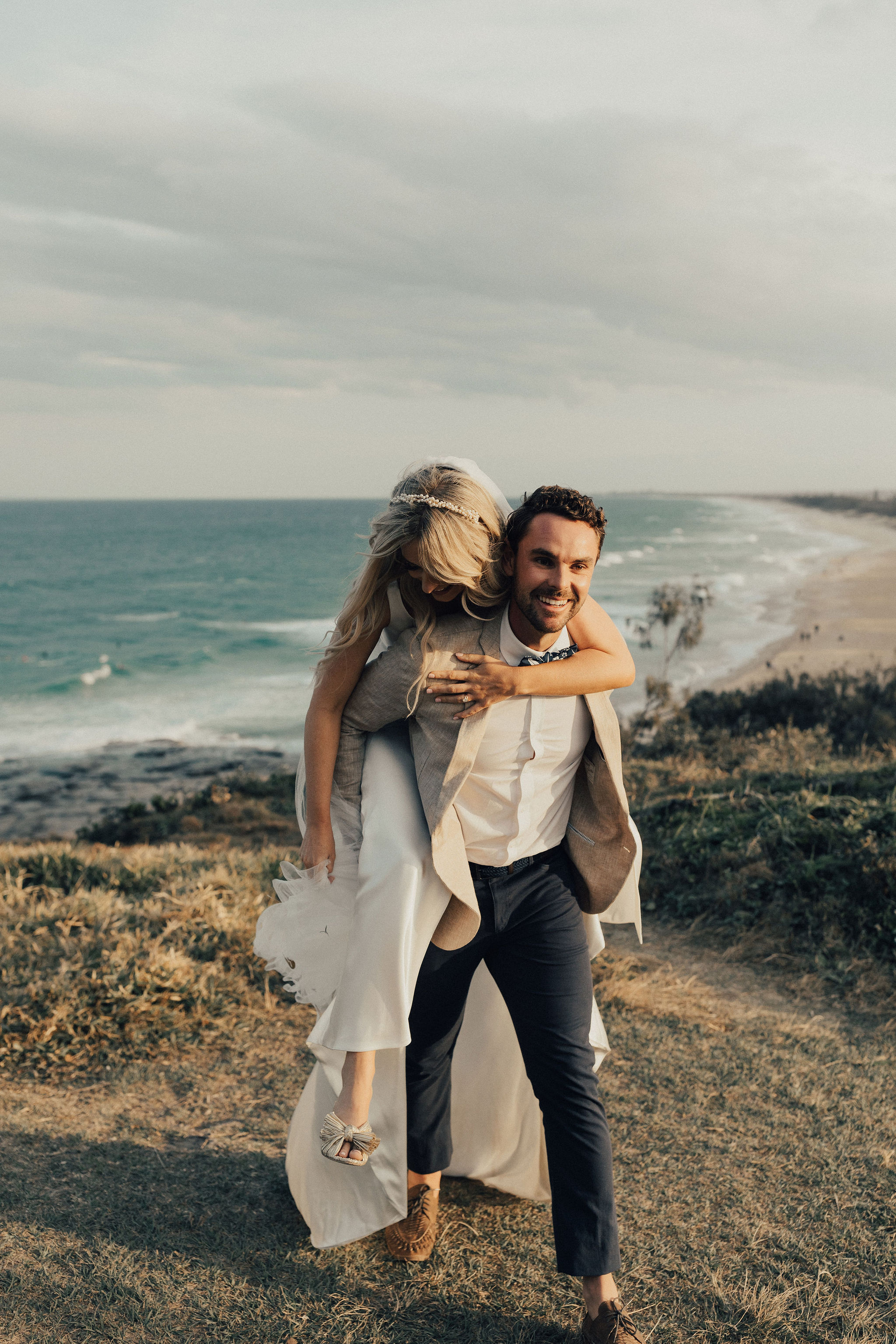 Bridal party photos Mooloolaba Beach _ The Bride's Tree